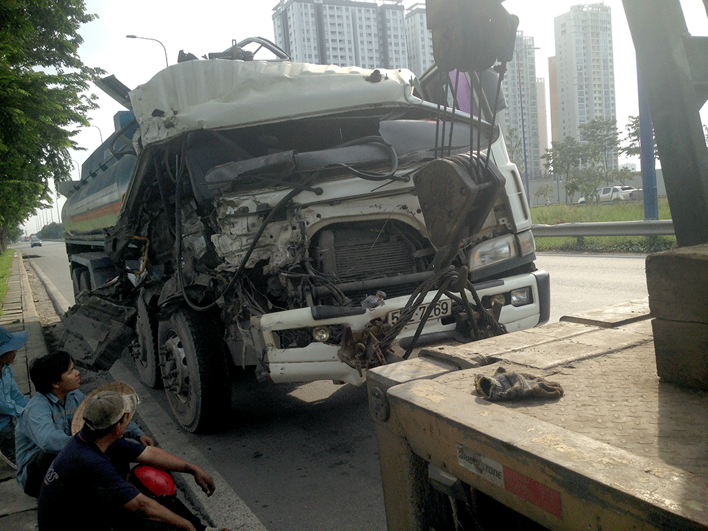 Xe bồn chở xăng dầu tông nhau trên đại lộ Mai Chí Thọ ảnh 1